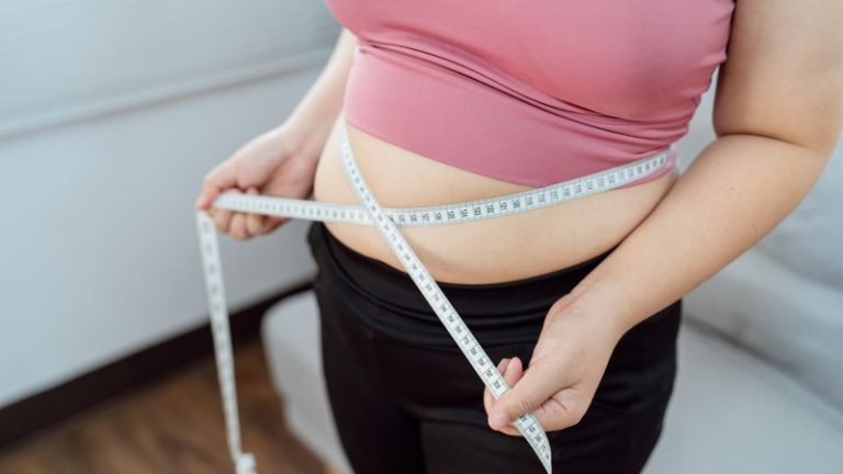 3 Lý Do Khiến Mỡ Bụng Mãi Không Tan – Dù Bạn Đã Ăn Kiêng & Tập Luyện?